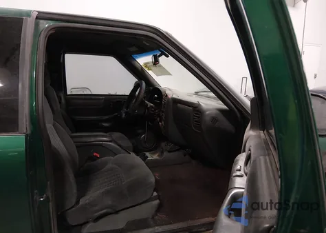 2000 Chevrolet S-10 Ls z USA, uszkodzony, nr VIN 1GCCT19W6Y8186335